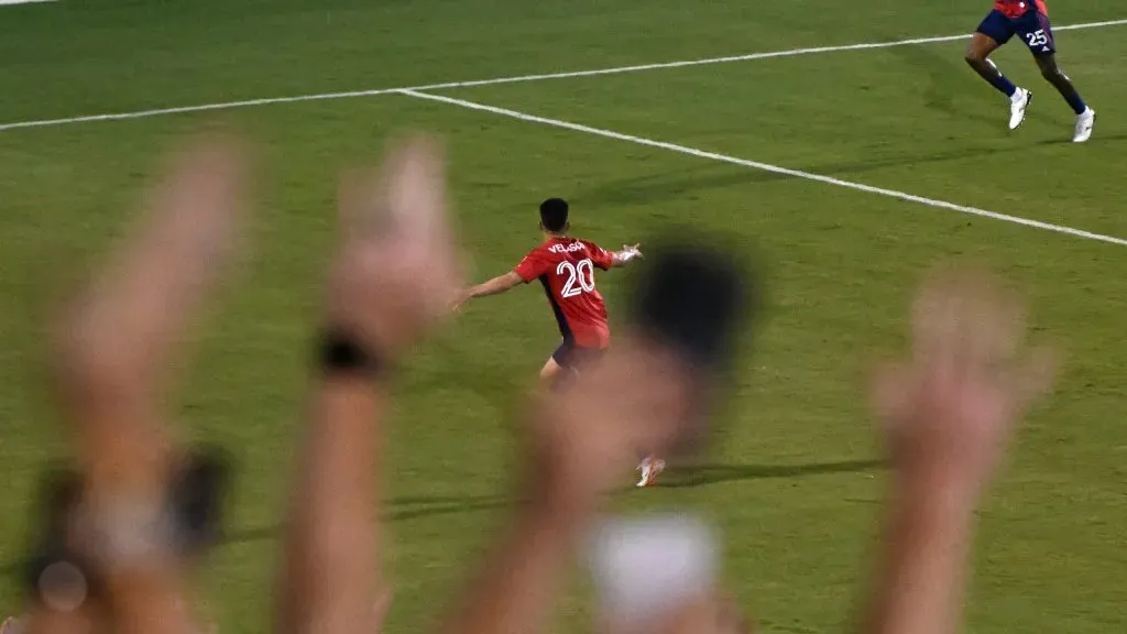 Alan Velasco comemorando gol. Foto: Logan Riely/Getty Images