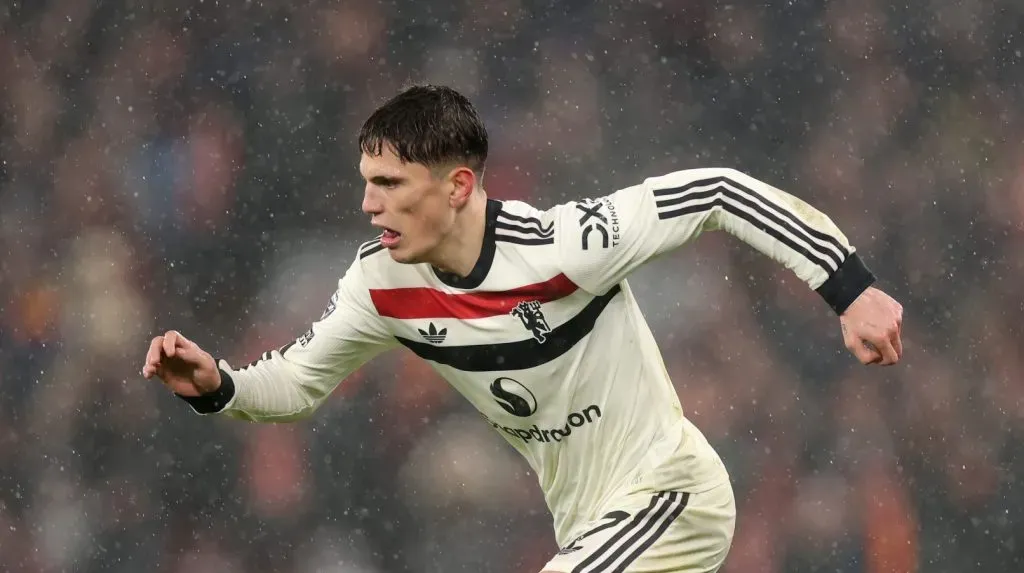 Garnacho conduzindo a bola pelo Man United (Carl Recine/Getty Images)