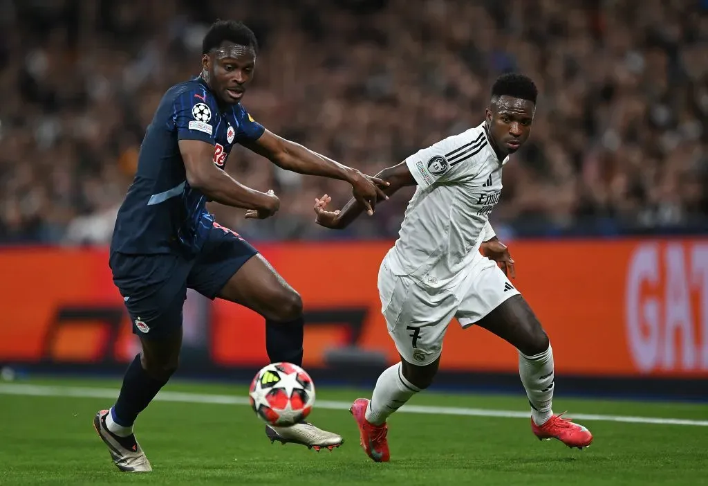 Vinicius Jr em ação pelo Real Madrid. (Photo by Denis Doyle/Getty Images)