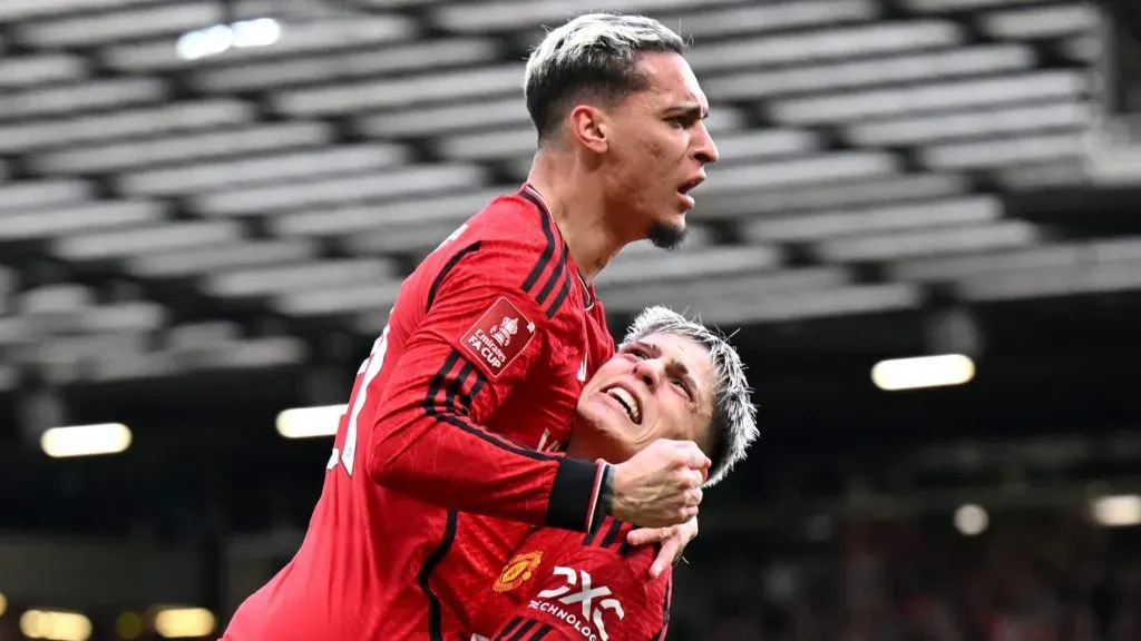 Garnacho levanta Antony e ambos com a camisa do Manchester United. (Photo by Michael Regan/Getty Images)