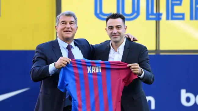 Xavi sendo apresentado como técnico do Barcelona