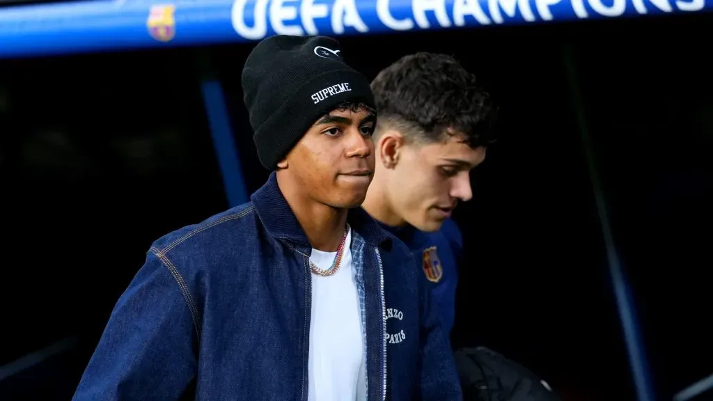 Yamal acompanhando jogo do Barcelona. Foto: Alex Caparros/Getty Images