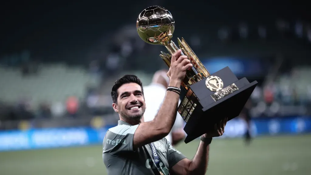 Abel Ferreira técnico do Palmeiras comemora título de campeão após partida contra o Athletico-PR (foto: Ettore Chiereguini/AGIF)