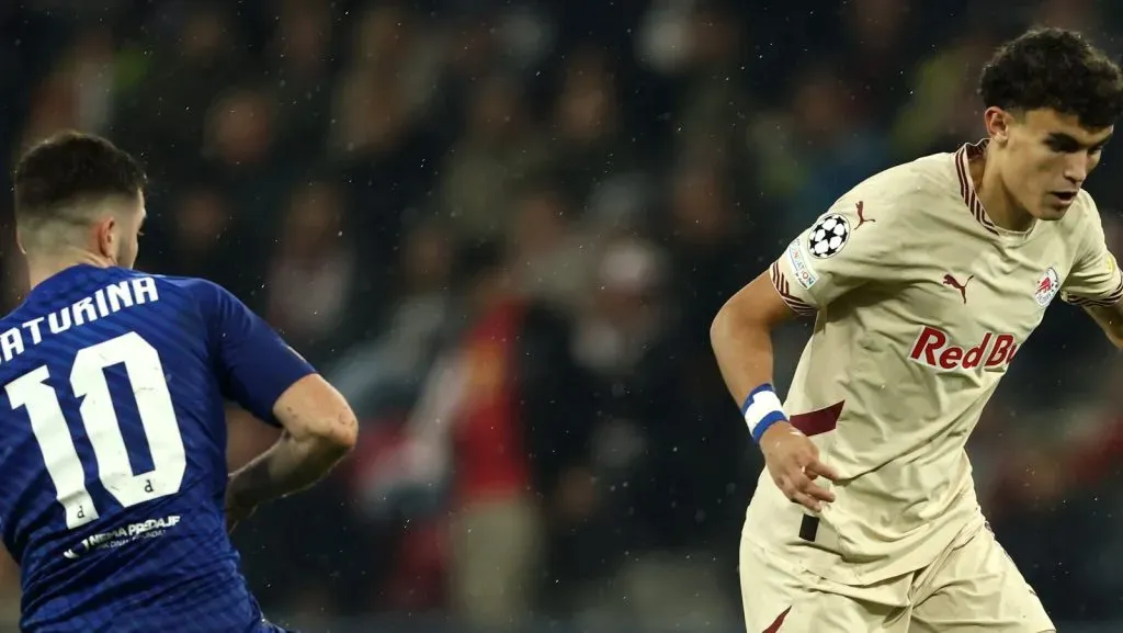 Stefan Bajcetic, do FC Salzburg, conduz a bola enquanto está sob pressão de Martin Baturina, do GNK Dinamo, durante a partida da Fase de Liga da UEFA Champions League 2024/25 (MD3) entre FC Salzburg e GNK Dinamo no Stadion Salzburg, em 23 de outubro de 2024, em Salzburg, Áustria. (Foto por Jasmin Walter/Getty Images)