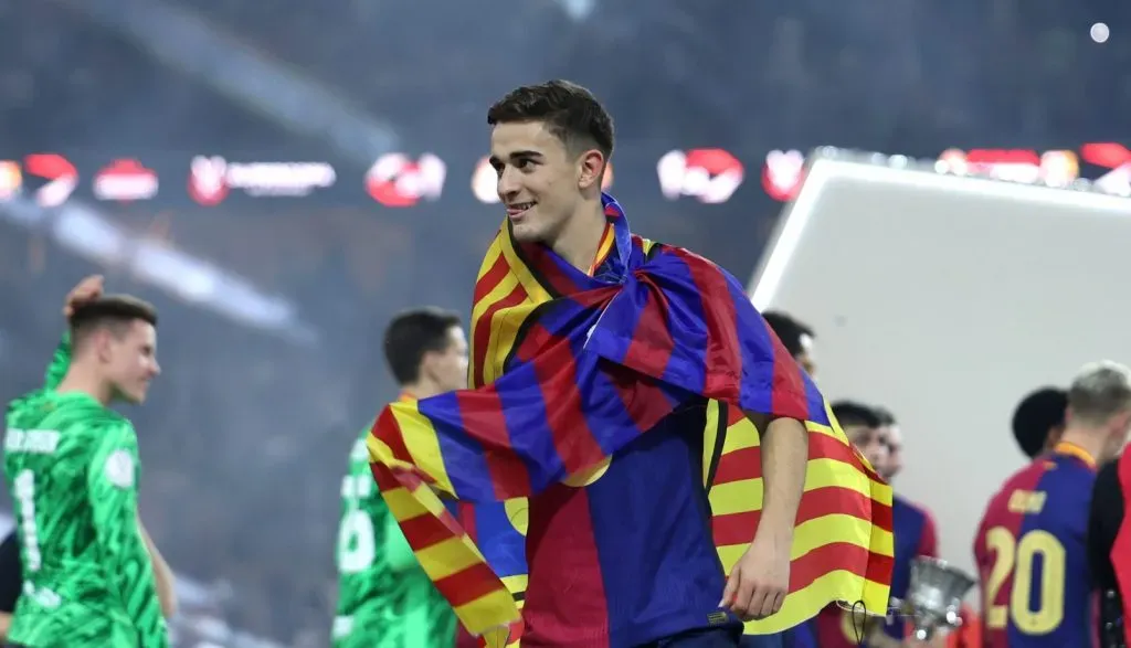 Gavi celebrando o título da Supercopa da Espanha (Yasser Bakhsh/Getty Images)