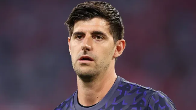 Real Madrid: goleiro Courtois já foi alvo de outros clubes. Mesmo assim, a diretoria do clube merengue já analisa outros jogadores para a posção, mas para o futuro (Photo by Alex Pantling/Getty Images)