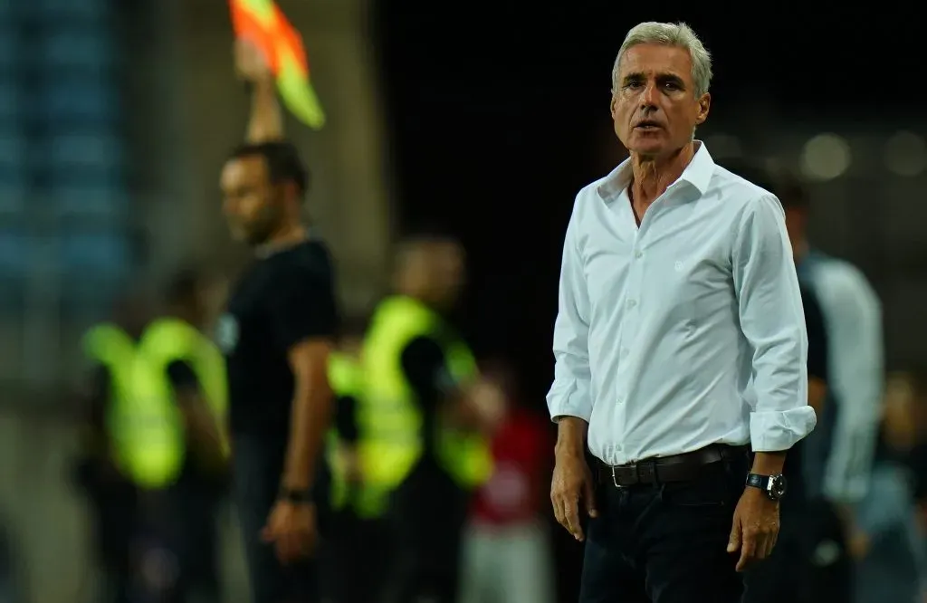 Cruzeiro tenta Luis Castro. (Photo by Gualter Fatia/Getty Images)