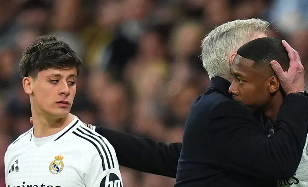 Ancelottoi abraçando Alaba e Güler ao fundo (Angel Martinez/Getty Images)