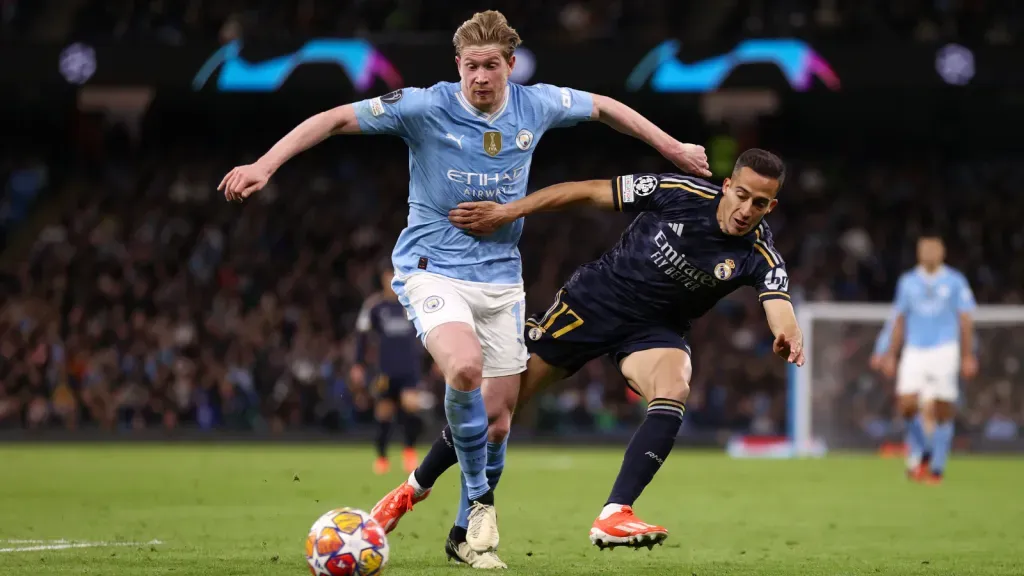 Kevin De Bruyne e Lucas Vazquez em jogo entre o Real Madrid e Manchester City (Photo by Naomi Baker/Getty Images)