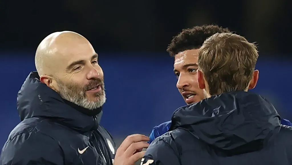 Enzo Maresca, técnico do Chelsea, conversa com Jadon Sancho e Kiernan Dewsbury-Hall ao final da partida da Premier League entre Chelsea FC e Wolverhampton Wanderers FC no Stamford Bridge, em 20 de janeiro de 2025, em Londres, Inglaterra. (Foto de Bryn LennonGetty Images)