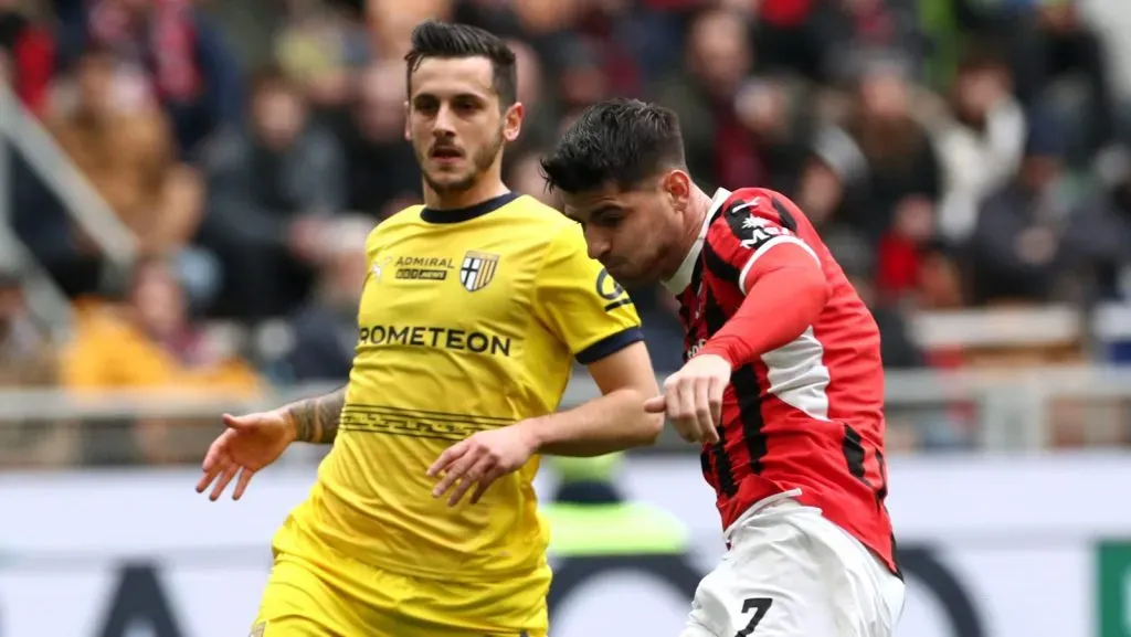 Álvaro Morata, do AC Milan, chuta sob pressão de Emanuele Valeri, do Parma Calcio, durante a partida da Série A entre AC Milan e Parma no Estádio Giuseppe Meazza, em 26 de janeiro de 2025, em Milão, Itália. (Foto por Marco Luzzani/Getty Images)