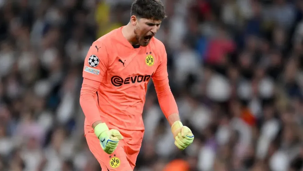 Gregor Kobel, do Borussia Dortmund, comemora após seu companheiro de equipe Donyell Malen (não mostrado) marcar o primeiro gol da equipe durante a partida da Fase de Grupos da UEFA Champions League 2024/25 entre Real Madrid C.F. e Borussia Dortmund no Estadio Santiago Bernabéu em 22 de outubro de 2024, em Madrid, Espanha. (Foto de David Ramos/Getty Images)