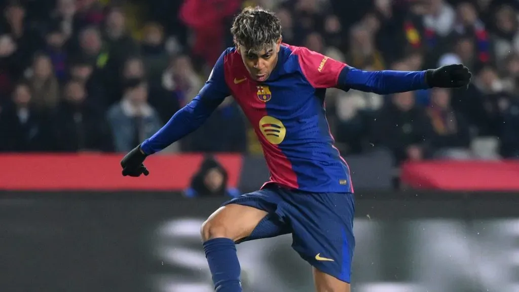 Lamine Yamal, do FC Barcelona, marca um gol que posteriormente é anulado durante a partida das oitavas de final da Copa do Rei entre FC Barcelona e Real Betis, no Estadi Olímpic Lluís Companys, em 15 de janeiro de 2025, em Barcelona, Espanha.