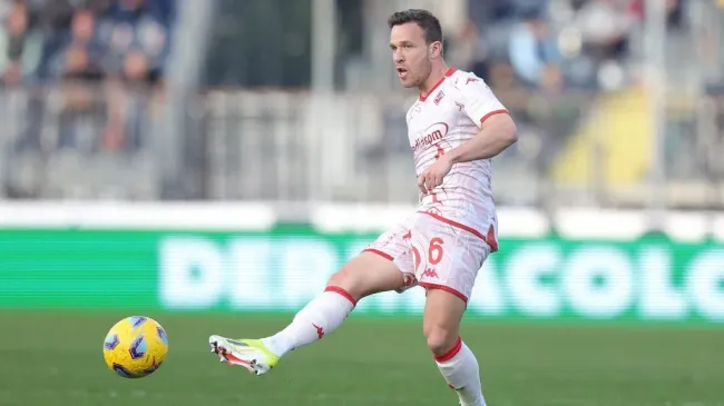 Arthur jogando na Fiorentina. Foto: Gabriele Maltinti/Getty Images