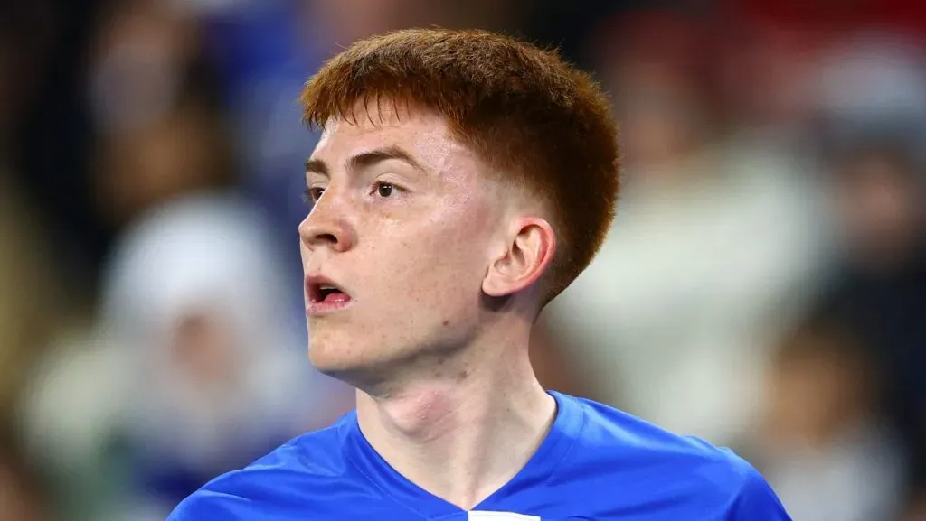 Valentín Barco, do Brighton & Hove Albion, observa o jogo durante a partida da Premier League entre Brighton & Hove Albion e Manchester City, no American Express Community Stadium, em 25 de abril de 2024, em Brighton, Inglaterra. (Foto de Clive Rose/Getty Images)