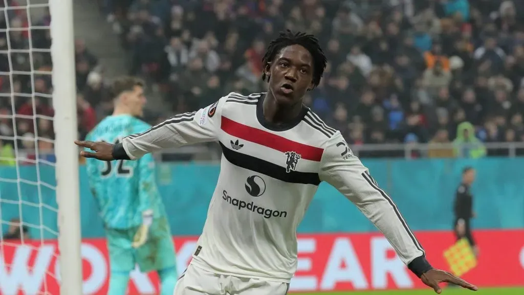 Kobbie Mainoo, do Manchester United, comemora após marcar o segundo gol de sua equipe durante a partida da Rodada 8 da Fase de Liga da UEFA Europa League 2024/25 entre o Fotbal Club FCSB e o Manchester United, no National Arena, em 30 de janeiro de 2025, em Bucareste, Romênia. (Foto de Vasile Mihai-Antonio/Getty Images)