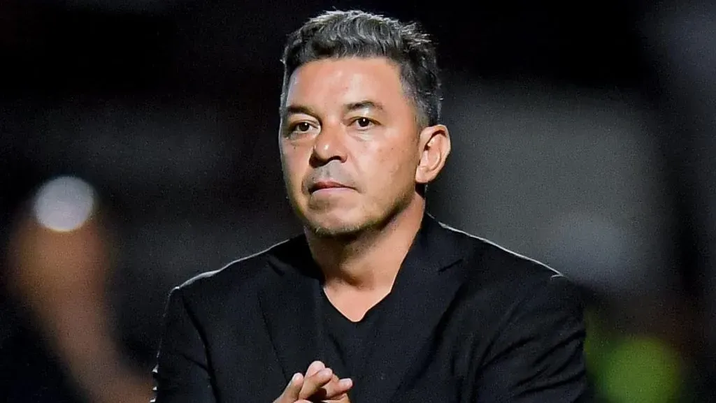 Marcelo Gallardo, técnico do River Plate, gesticula durante uma partida do Grupo B do Torneo Apertura Betano 2025 entre Platense e River Plate no Estádio Ciudad de Vicente López em 25 de janeiro de 2025, em Vicente López, Argentina. (Foto de Marcelo Endelli/Getty Images)