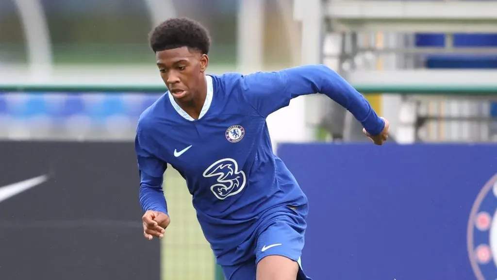 Joshua Acheampong, do Chelsea FC, controla a bola durante a partida do Grupo E da UEFA Youth League entre Chelsea e AC Milan no Chelsea Training Ground, em 5 de outubro de 2022, em Cobham, Inglaterra. (Foto de Warren Little/Getty Images)