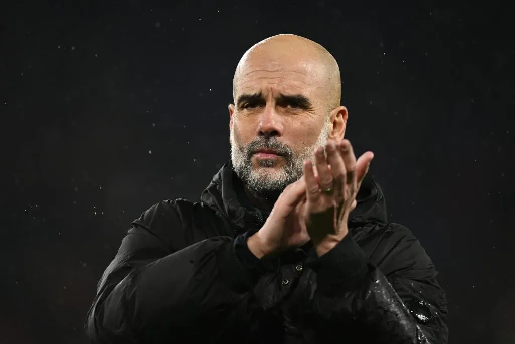 Guardiola de casaco preto