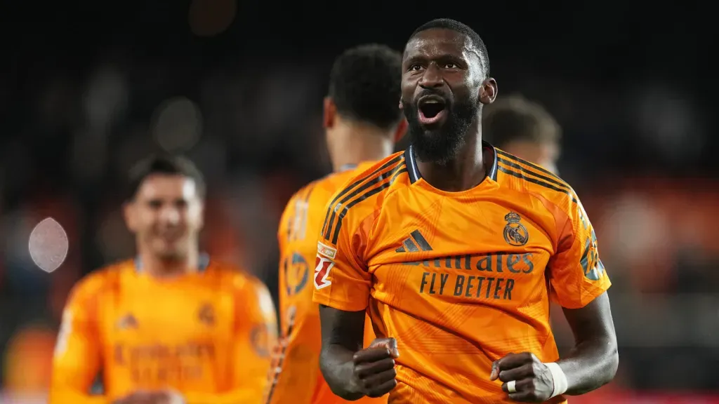 Antonio Rüdiger em jogo pelo Real Madrid (Photo by Aitor Alcalde/Getty Images)