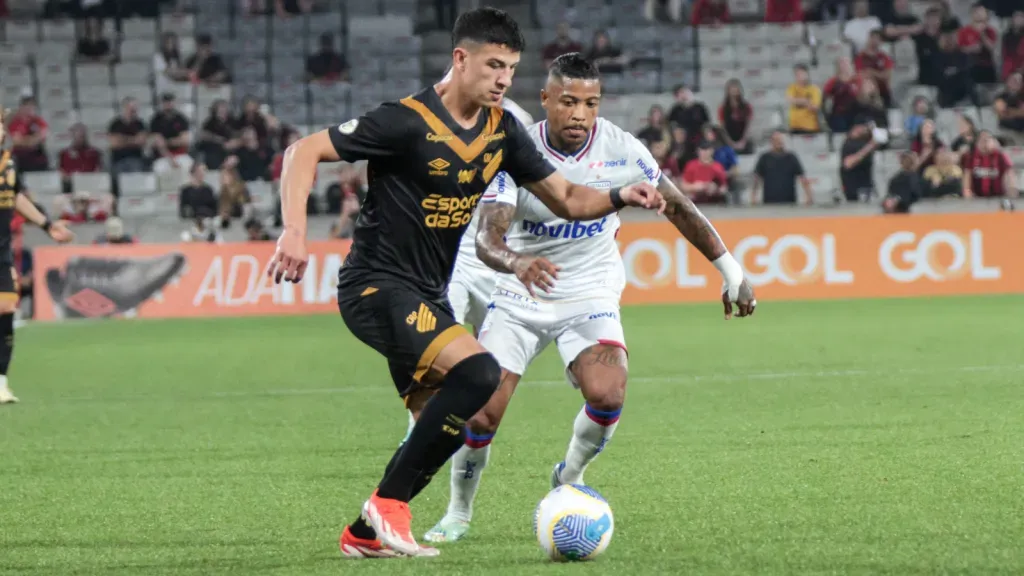 Lucas Esquivel jogador do Athletico-PR disputa lance com Marinho (foto: Robson Mafra/AGIF)