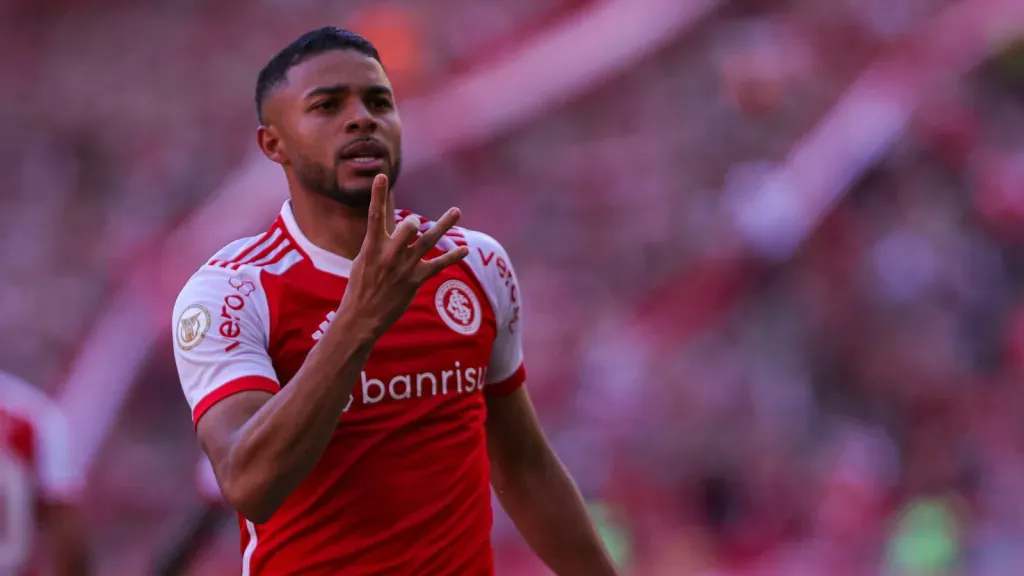 Wanderson jogador do Internacional comemora seu gol (foto: Maxi Franzoi/AGIF)