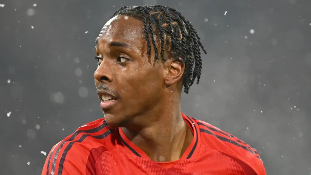 Mathys Tel em partida pelo Bayern de Munique (Photo by Sebastian Widmann/Getty Images)