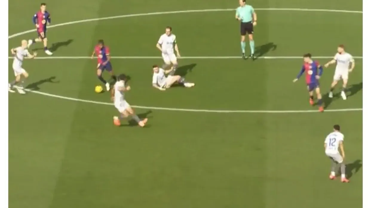 Em uma atuação brilhante contra o Alavés, ele demonstrou habilidade, visão de jogo e confiança, reforçando as comparações com Lionel Messi. (Foto: Twitter/La Liga).