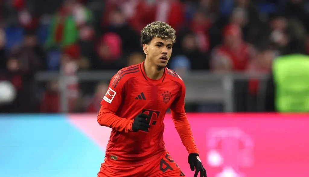 Adam Aznou em campo pelo Bayern de Munique (Alexander Hassenstein/Getty Images)