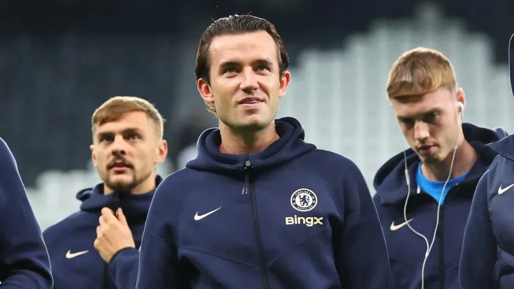 Ben Chilwell de jaqueta azul com emblema do Chelsea. (Photo by Ed Sykes/Getty Images)