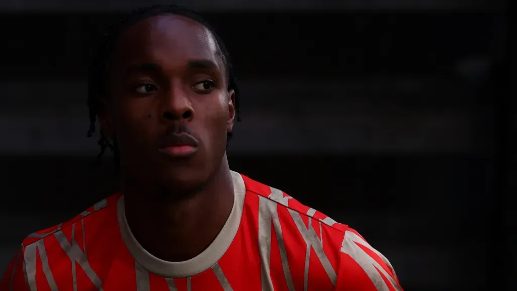 Mathys Tel antes de jogo no Bayern de Munique (Photo by Dean Mouhtaropoulos/Getty Images)