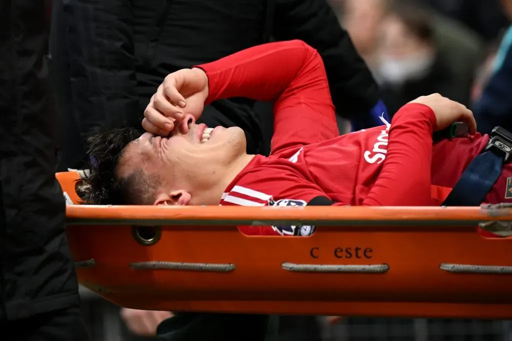Lisandro Martínez na maca. Ele teve uma grave lesão no Manchester United.(Photo by Michael Regan/Getty Images)