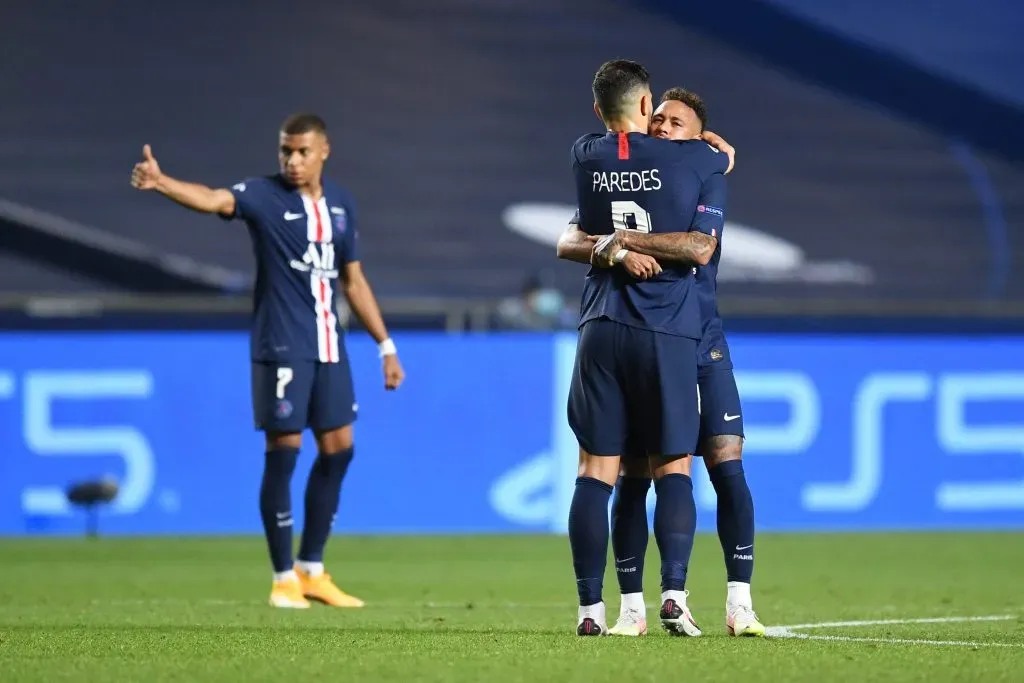 Neymar comemora com Leandro Paredes ainda no PSG. Ele se tornou alvo do Santos e do Boca Juniors (Photo by David Ramos/Getty Images)
