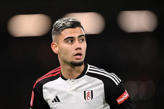 Andreas Pereira, em ação pelo Fulham. Segundo o jornalista Facincani, o clube inglês pode aceitar a proposta do Palmeiras pelo jogador brasileiro de 29 anos (Photo by Mike Hewitt/Getty Images)