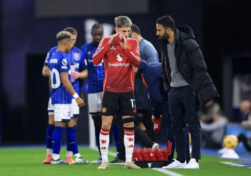 Garnacho, atacante do Manchester United, ao lado do treinador Ruben Amorim. Ele foi alvo do Chelsea e do Napoli, mas a diretoria optou por sua permanência no elenco para o restante da temporada (Photo by Stephen Pond/Getty Images)