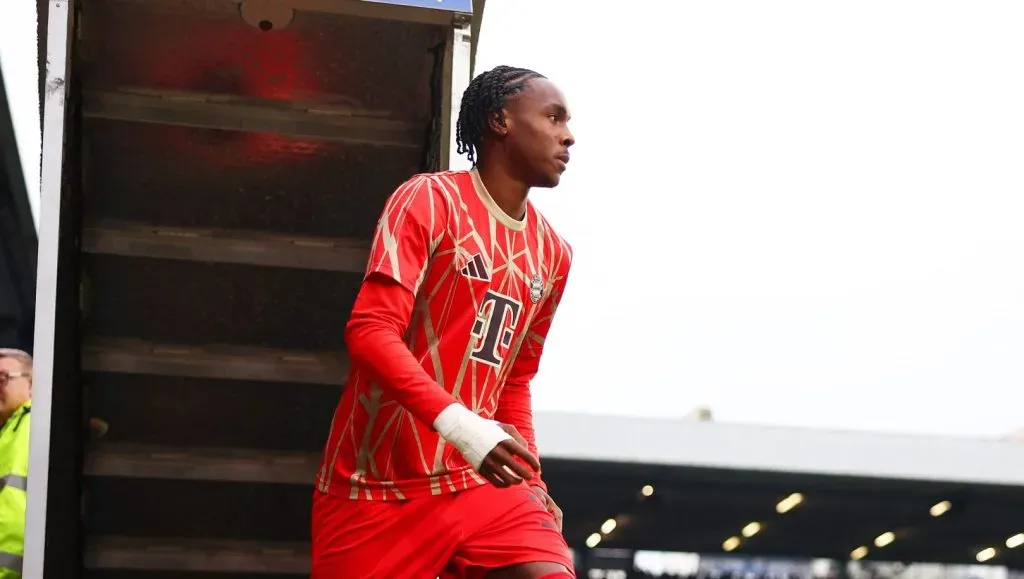 Mathys Tel entrando em campo para o aquecimento (Dean Mouhtaropoulos/Getty Images)