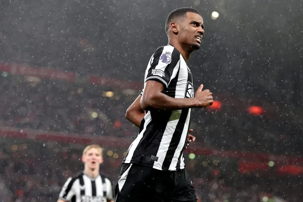 Isak enfrentando o Liverpool (Photo by Jan Kruger/Getty Images)