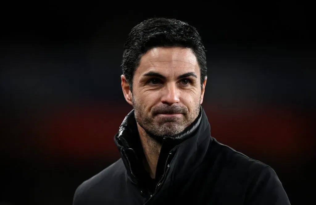 Treinador do Arsenal de casaco preto