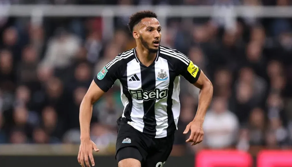 Lloyd Kelly em campo pelo Newcastle (George Wood/Getty Images)