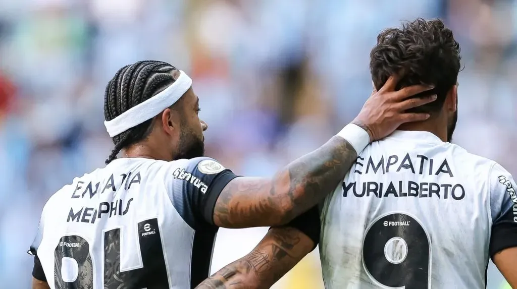 Memphis Depay junto de Yuri Alberto (Pedro H. Tesch/Getty Images)