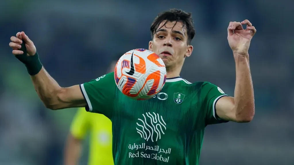 Gabri Veiga em jogo do Al-Ahli. Foto: Yasser Bakhsh/Getty Images