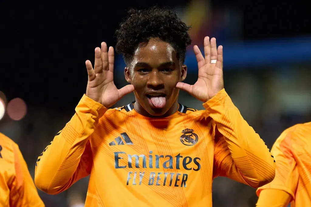 Endrick comemora gol com a camisa do Real Madrid (Photo by Angel Martinez/Getty Images)