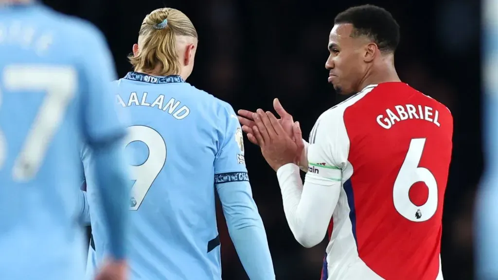 Erling Haaland, do Manchester City, é provocado por Gabriel, do Arsenal, após a partida da Premier League entre Arsenal FC e Manchester City FC no Emirates Stadium, em 2 de fevereiro de 2025, em Londres, Inglaterra. (Foto de Alex Pantling/Getty Images)