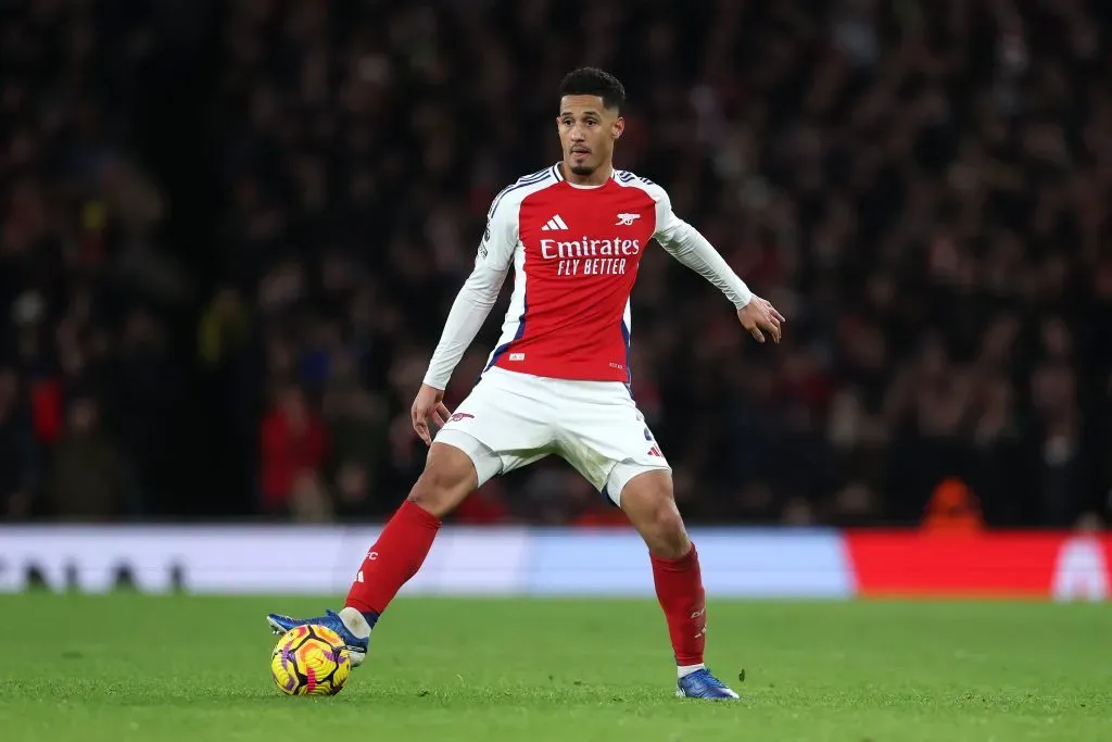 Saliba em ação pelo Arsenal. (Photo by Alex Pantling/Getty Images)