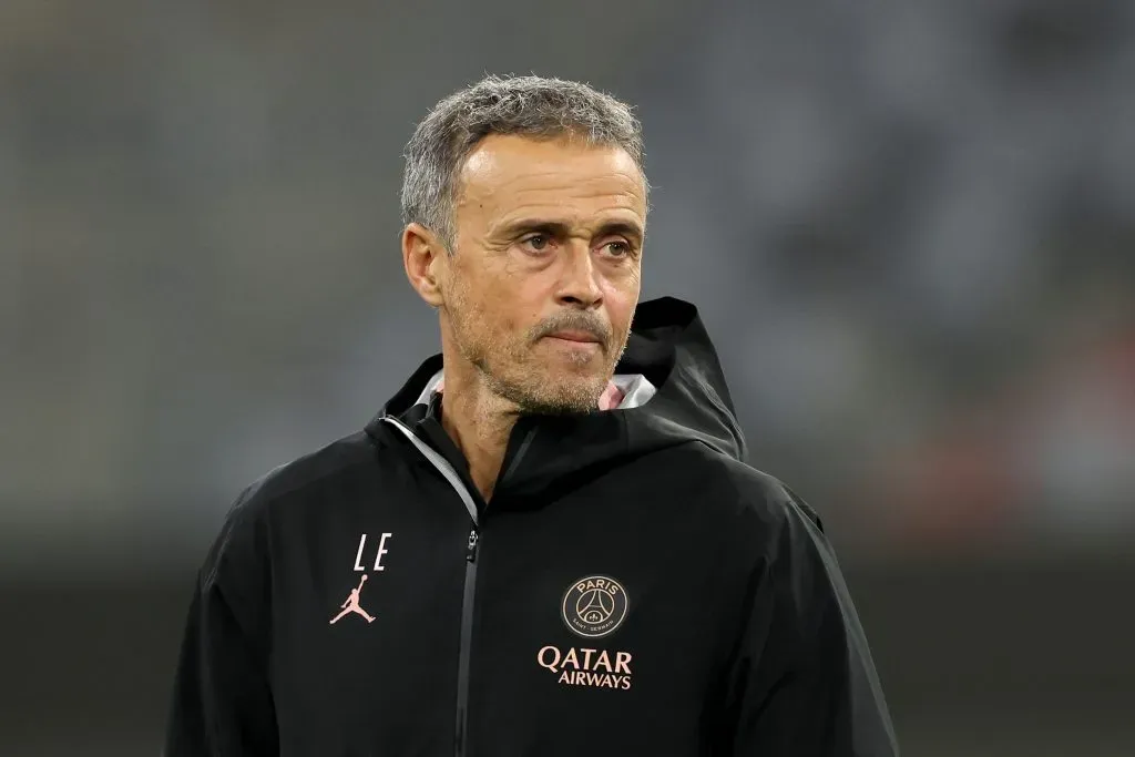 Técnico do PSG de casaco preto