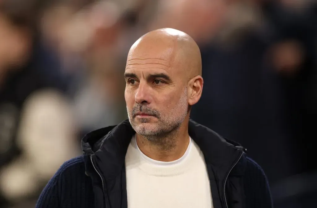 Guardiola de casaco preto