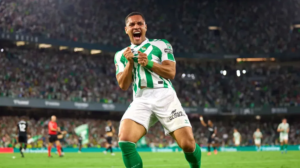 Vitor Roque comemora gol marcado pelo Real Betis (Photo by Fran Santiago/Getty Images)