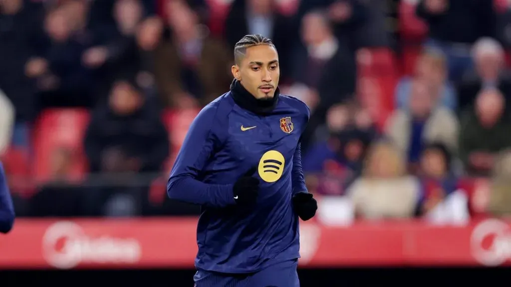 Raphinha em aquecimento pelo Barcelona (Fran Santiago/Getty Images)
