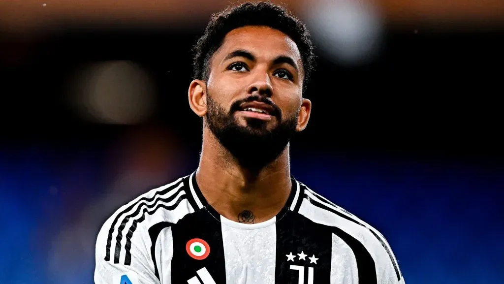 Douglas Luiz, com a camisa com emblema da Juventus. (Photo by Simone Arveda/Getty Images)