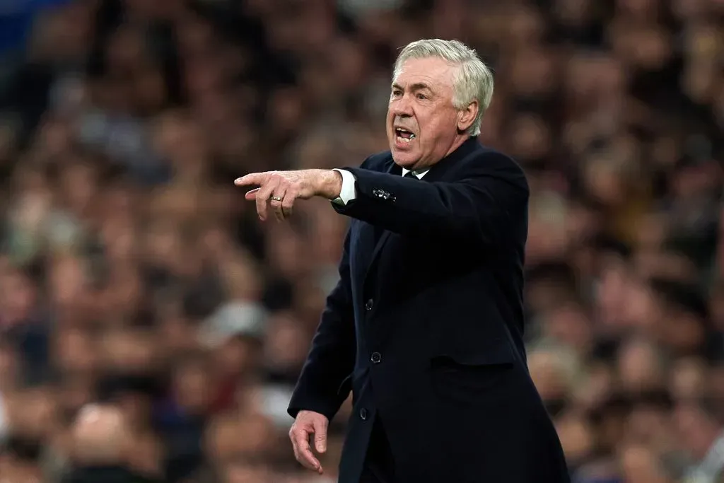 Ancelotti de casaco preto